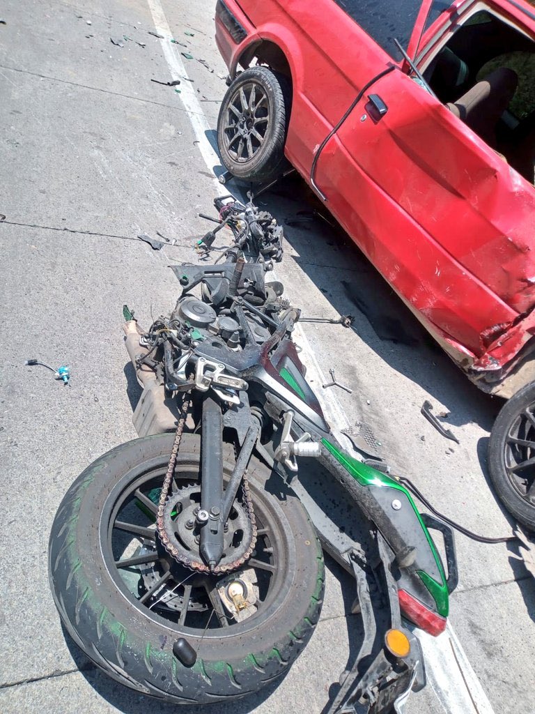 coliva987's tweet photo. #URGENTE | PARTIÓ LA MOTO A LA MITAD | En estado agónico, motorista fue trasladado grave a la emergencia del Hospital de Guastatoya tras accidentarse en el Km.40 de la ruta al Atlantico en Guastatoya, El Progreso. https://t.co/Cv8PX2vseN