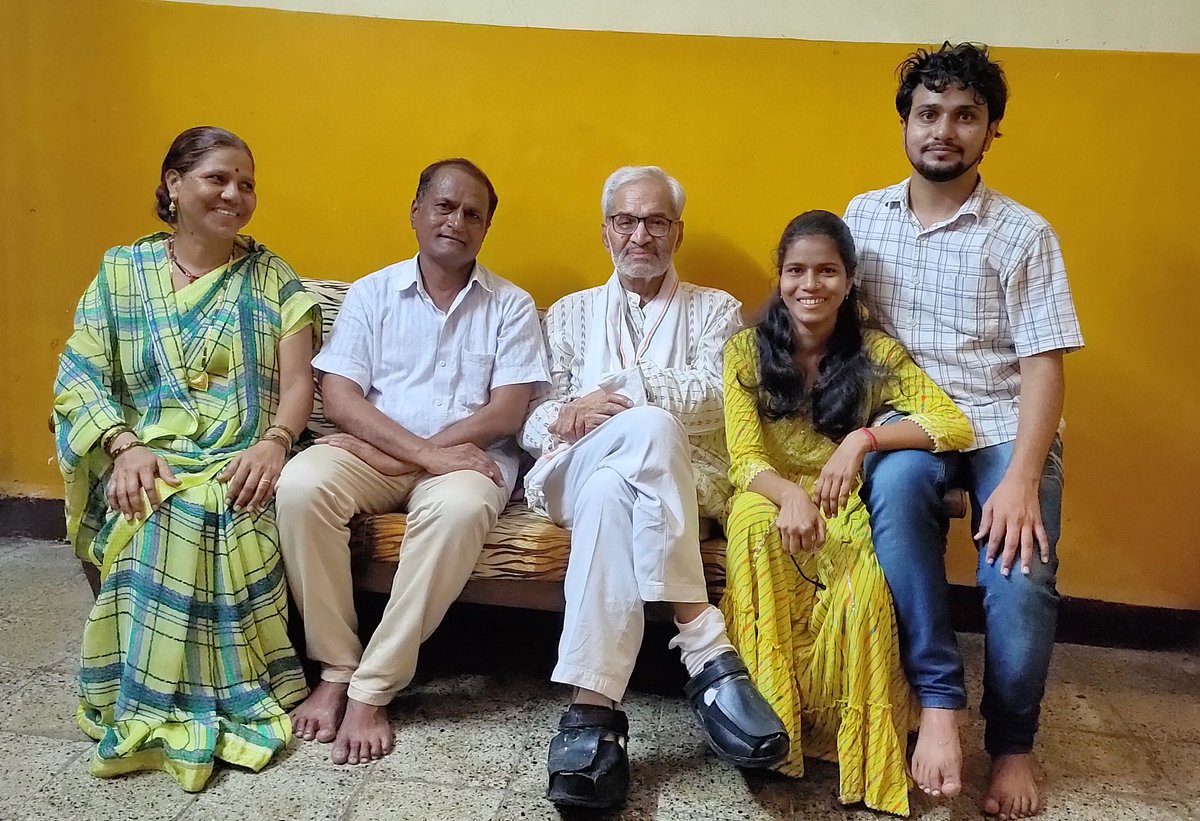 ComradeRohan's tweet photo. ❤️माझे गुरू डॉ. कुमार सप्तर्षींसोबत मा���े कुटुंब❤️ https://t.co/IKRZIIY7bb
