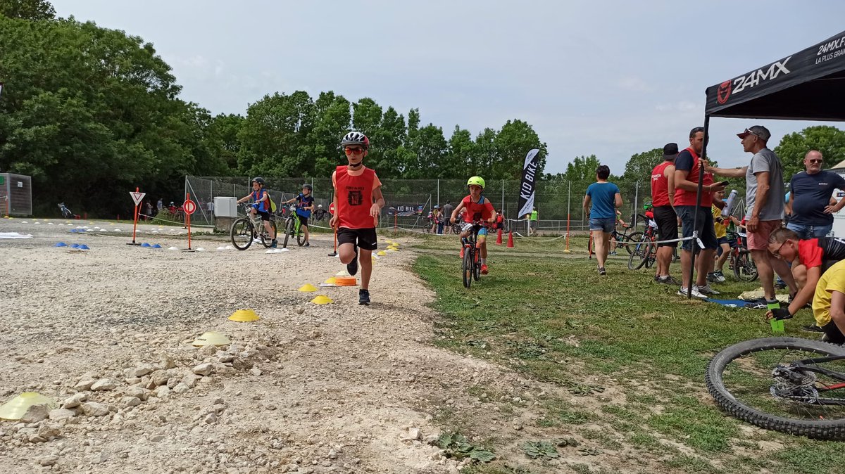 usep17's tweet photo. Le #SRAV, c'est aussi le samedi ! En parallèle du Challenge des écoles VTT UFOLEP 17, 22 usépiens ont pu découvrir aujourd'hui le dispositif @UFOLEP #kidbike à Breuil-Magné. #sportscolaire
@DSDEN17 @cpdeps17 @departement17 @usepnationale @weblaligue @Casden_BP @groupe_mgen https://t.co/IYEGOQoc6U