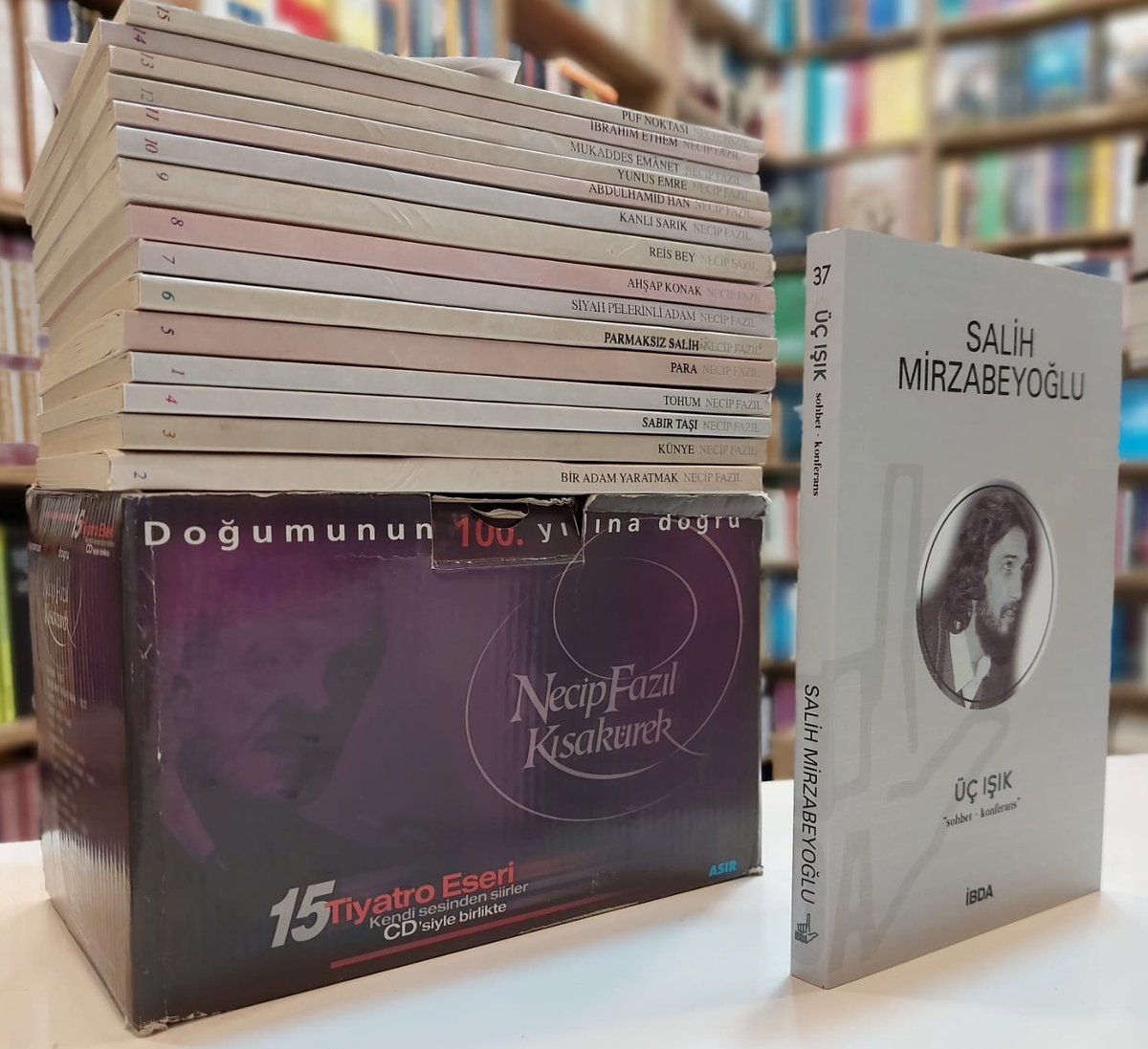 Salihmirz's tweet photo. Kitap çekilişi 📚
Kazanan 1. Kişiye Üstad Necip Fazıl'ın tiyatro eserlerinden oluşan 15 adet kitap seti,

2. Kişiye Kumandan Salih Mirzabeyoğlu'nun 'Üç ışık'
adlı eseri hediye edilecektir.
Katılım şartları:

✅Hesabımızı takip etmek
✅Bu twiti  RT yapmak

Sonuç;20 Mayıs Cuma günü https://t.co/ZZHtFQIUcI