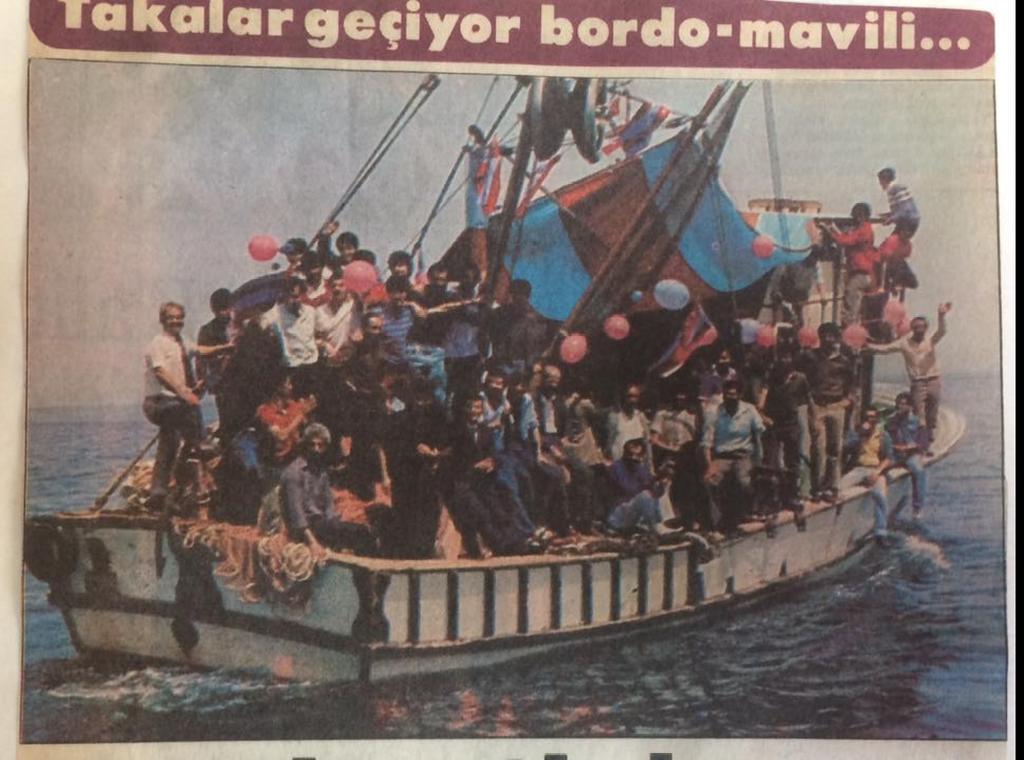 Trabzonspor'un tüm şampiyonlukları denizde de kutlandı.
Trabzon deniz demek!

İstanbul'da da deniz Karadenizli demek. 
Boğaz'daki, Şile'deki balıkçıların çoğu Trabzonlu.
Balıkçı kültürünü bu insanlar yaşatıyor.

Yok BJK'yi taklit etmişmiş🤭
Biraz şuur yahu..
#TrabzonsporDonanması