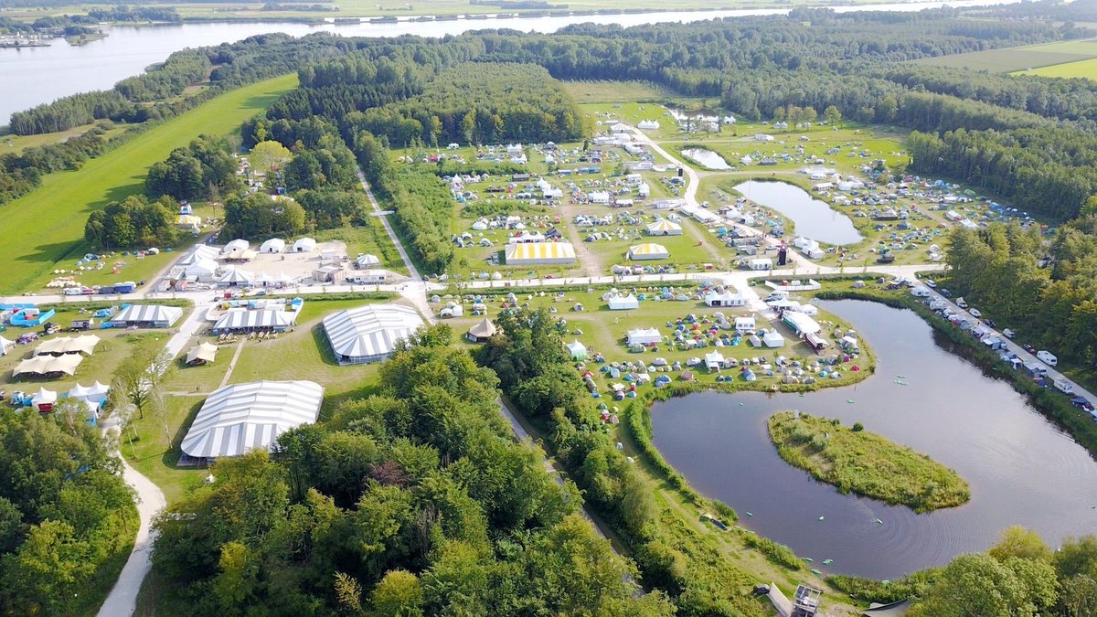 Remember this? Five years ago. There are still some tickets available to join the other 4000 tech enthousiasts (hackers) camping there in a couple of months. Visit mch2022.org. 😎
