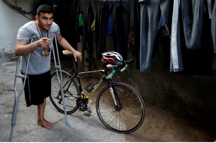 gianlucamart1's tweet photo. Alaa Al Dali è il miglior ciclista di Gaza, vorrebbe partecipare al Giro d'Italia ma Israele non gli concede il visto. Alaa organizza una marcia di protesta in bici, un cecchino gli spara un proiettile a espansione (Dum-Dum) nella gamba destra.
Ora gareggia nel para-ciclismo. https://t.co/vmCXVsWSWe