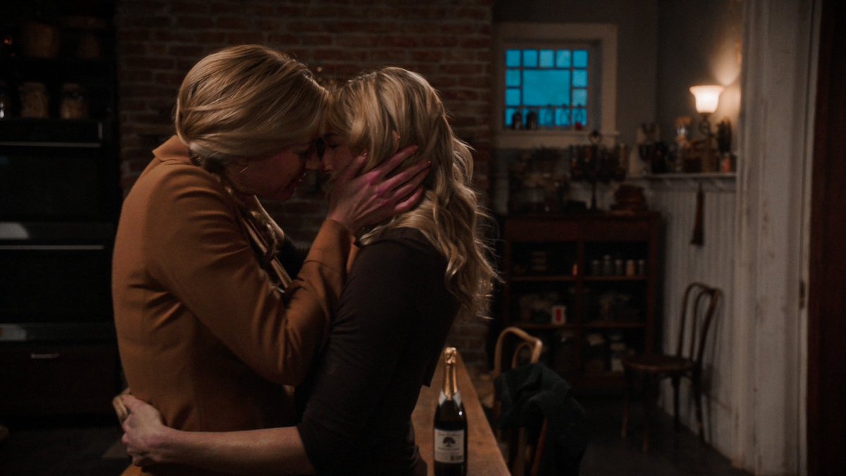 cinncmngirl's tweet photo. “sara’s found her person” 🥰 

#SaveLegendsOfTomorrow https://t.co/3r5eo7v9vB