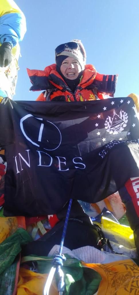 indeselsalvador's tweet photo. 📸🧗🏻‍♀️🇸🇻

😮¡Las fotos que todos estábamos esperando!😮

Tal y como lo prometió, la montañista @alfa_arrue, quien contó con nuestro apoyo total, llevó la bandera de El Salvador a la cima del Monte Everest.

👏🏻¡Bien hecho, Alfa!👏🏻
🇸🇻¡Orgullo nacional!🇸🇻

#ConstruyendoElCamino https://t.co/tcvoxc9bYm