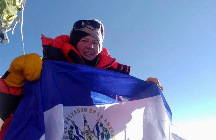 indeselsalvador's tweet photo. 📸🧗🏻‍♀️🇸🇻

😮¡Las fotos que todos estábamos esperando!😮

Tal y como lo prometió, la montañista @alfa_arrue, quien contó con nuestro apoyo total, llevó la bandera de El Salvador a la cima del Monte Everest.

👏🏻¡Bien hecho, Alfa!👏🏻
🇸🇻¡Orgullo nacional!🇸🇻

#ConstruyendoElCamino https://t.co/tcvoxc9bYm