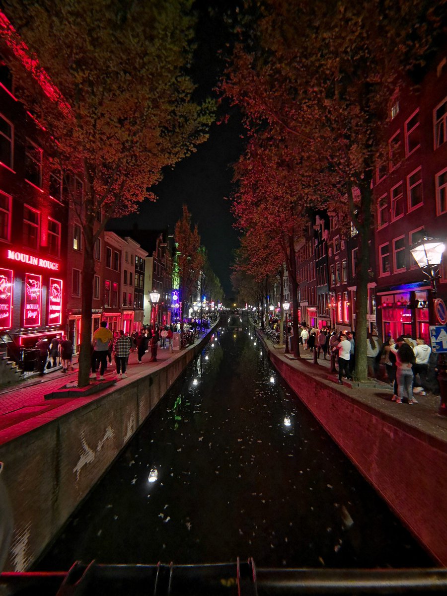 AaronGlezFdez's tweet photo. Damrak, la A'Dam Tower, y el Barrio Rojo de noche. 🌃 #damrak #adamtower #redlightdistrict #barriorojo #amsterdam https://t.co/4FzQPgnayA