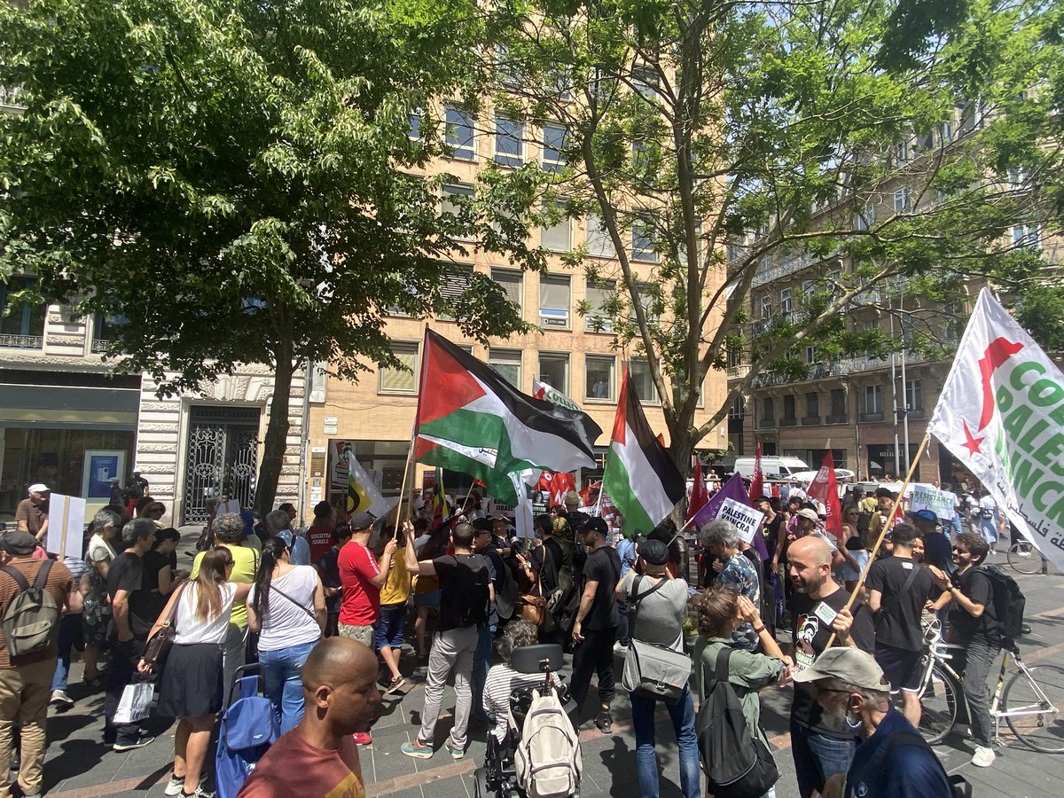 RevPermanente's tweet photo. Des centaines de personnes étaient réunies à Toulouse aujourd’hui pour célébrer la suspension de la dissolution du Collectif Palestine Vaincra (@Collectif_PV). Une première victoire conquise grâce à un rapport de force unitaire ✊ ⬇️ https://t.co/JpEz4p7C54