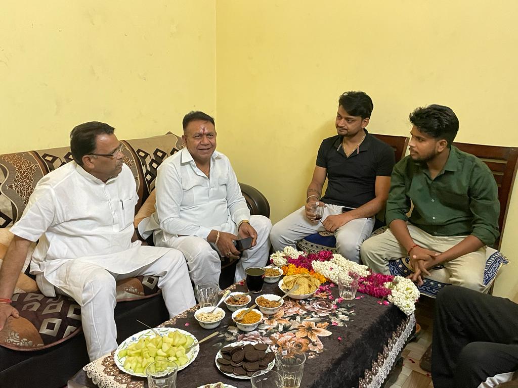 robintilakraj2's tweet photo. मा० मंत्री श्री नरेन्द्र कश्यप जी (राज्य मंत्री स्वतन्त्र प्रभार) के साथ अपने गाँव डूंडाहेड़ा में.. https://t.co/nl5QnKhNe5