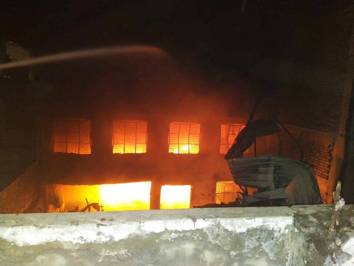 Ramkinkarsingh's tweet photo. Fire breaks out in a plastic factory in Narela DSIDC
#fire #Mundka #Dsidc https://t.co/9WNaPZfhi6