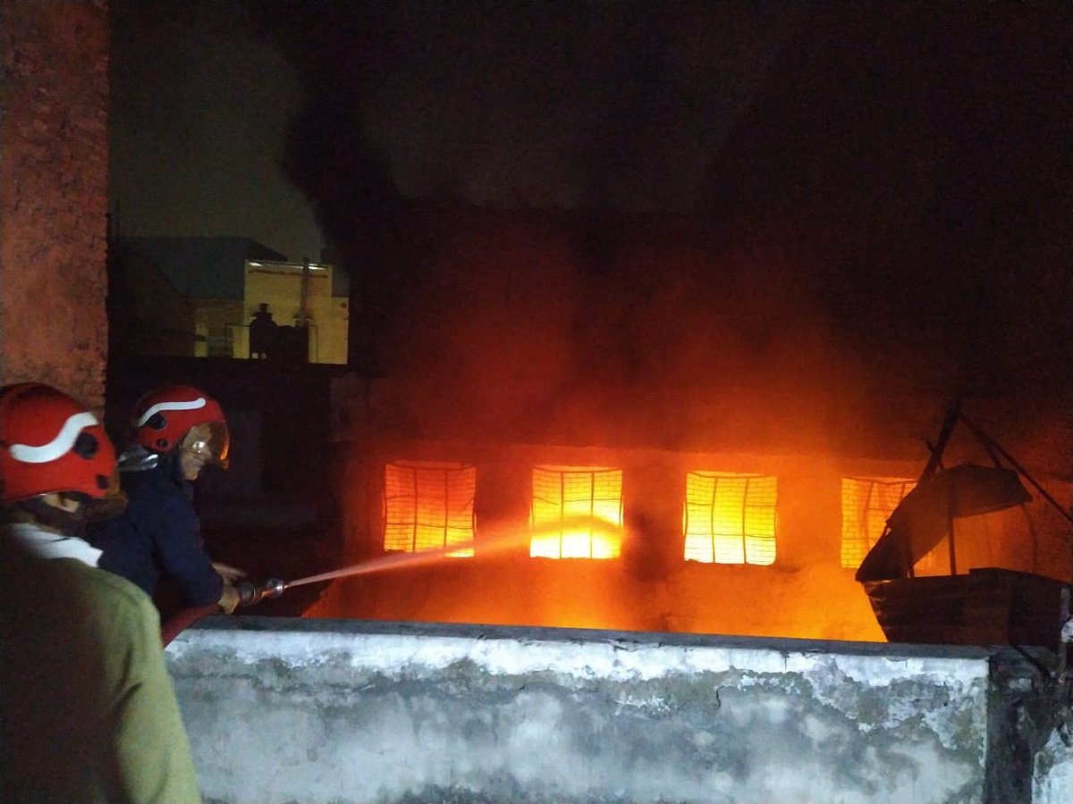 Ramkinkarsingh's tweet photo. Fire breaks out in a plastic factory in Narela DSIDC
#fire #Mundka #Dsidc https://t.co/9WNaPZfhi6