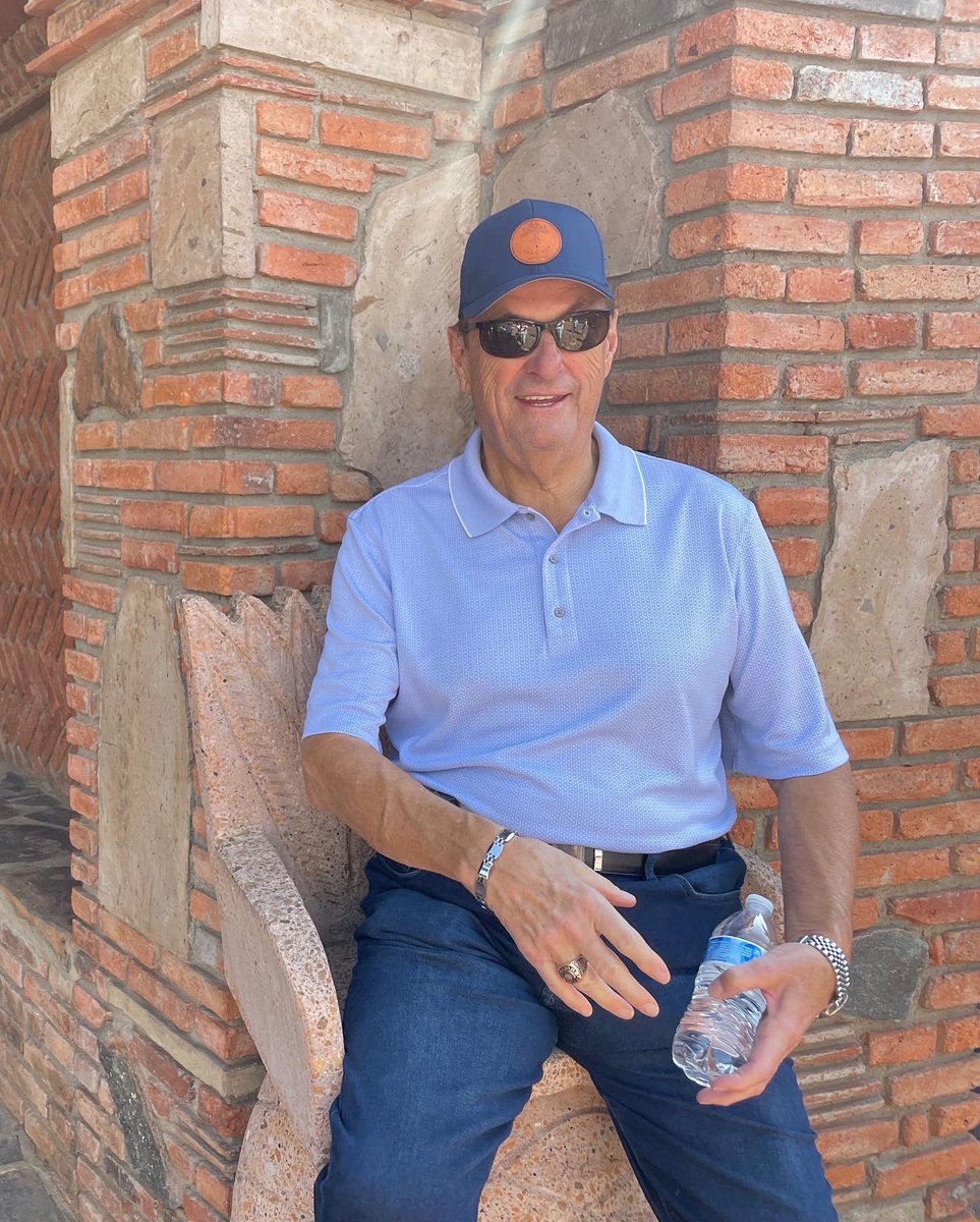 sanditreliving's tweet photo. Celebrating Jim’s birthday in Jalisco, Mexico, with some fresh cut agave. https://t.co/om9ywsixro