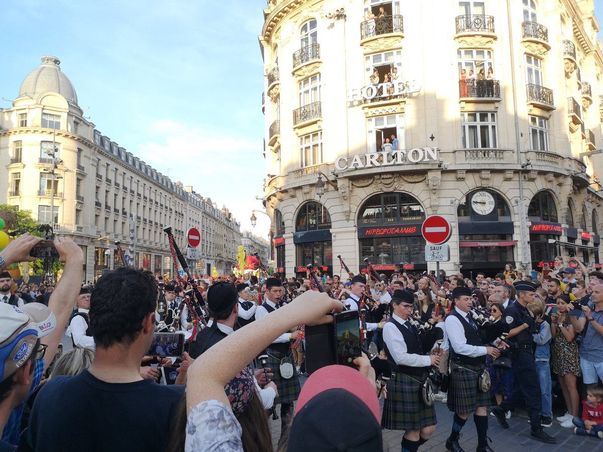 AndyaGomichon's tweet photo. La parade Utopia est en marche !

@Lille_actu #lille3000 #Utopia https://t.co/DeDhiqA18M