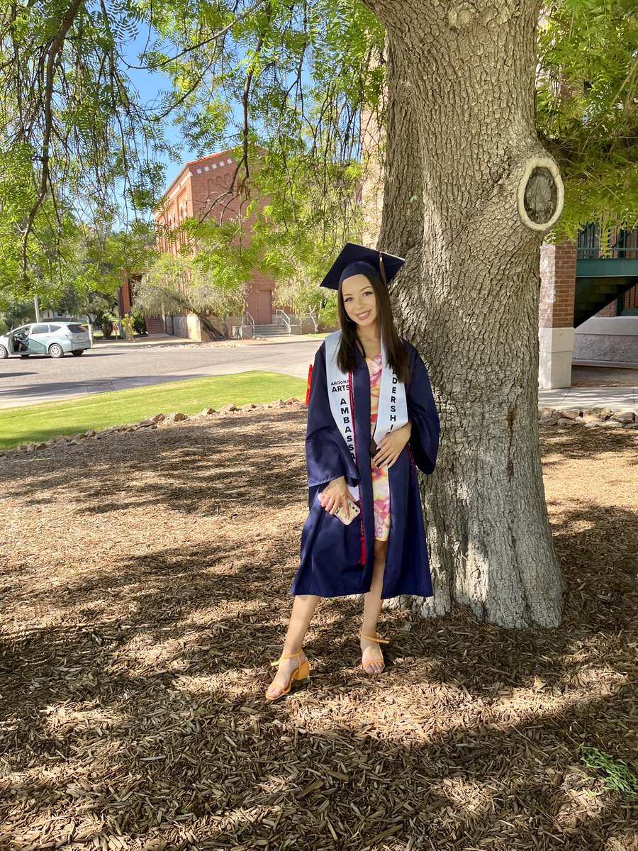 icedchaiwithoat's tweet photo. she do be having a bfa in studio art with a focus in 3d and extended media and minoring in administration and on the arts ambassador leadership board https://t.co/Ry4EVB22re