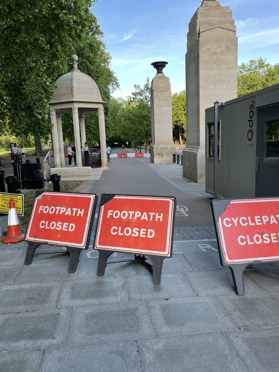 joncstone's tweet photo. The @theroyalparks is going to get someone killed - this is what the six-week closure of Cycleway 3 looks like in practice, and the road you’re expected to use instead. They’ve posted guards who say you can’t event dismount and push your bike down consultation hill pavement https://t.co/wdqyd7cbaQ