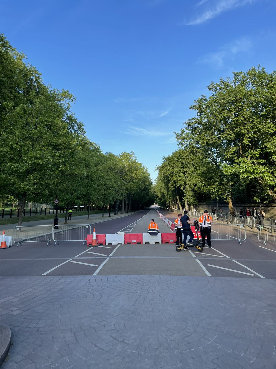 joncstone's tweet photo. The @theroyalparks is going to get someone killed - this is what the six-week closure of Cycleway 3 looks like in practice, and the road you’re expected to use instead. They’ve posted guards who say you can’t event dismount and push your bike down consultation hill pavement https://t.co/wdqyd7cbaQ