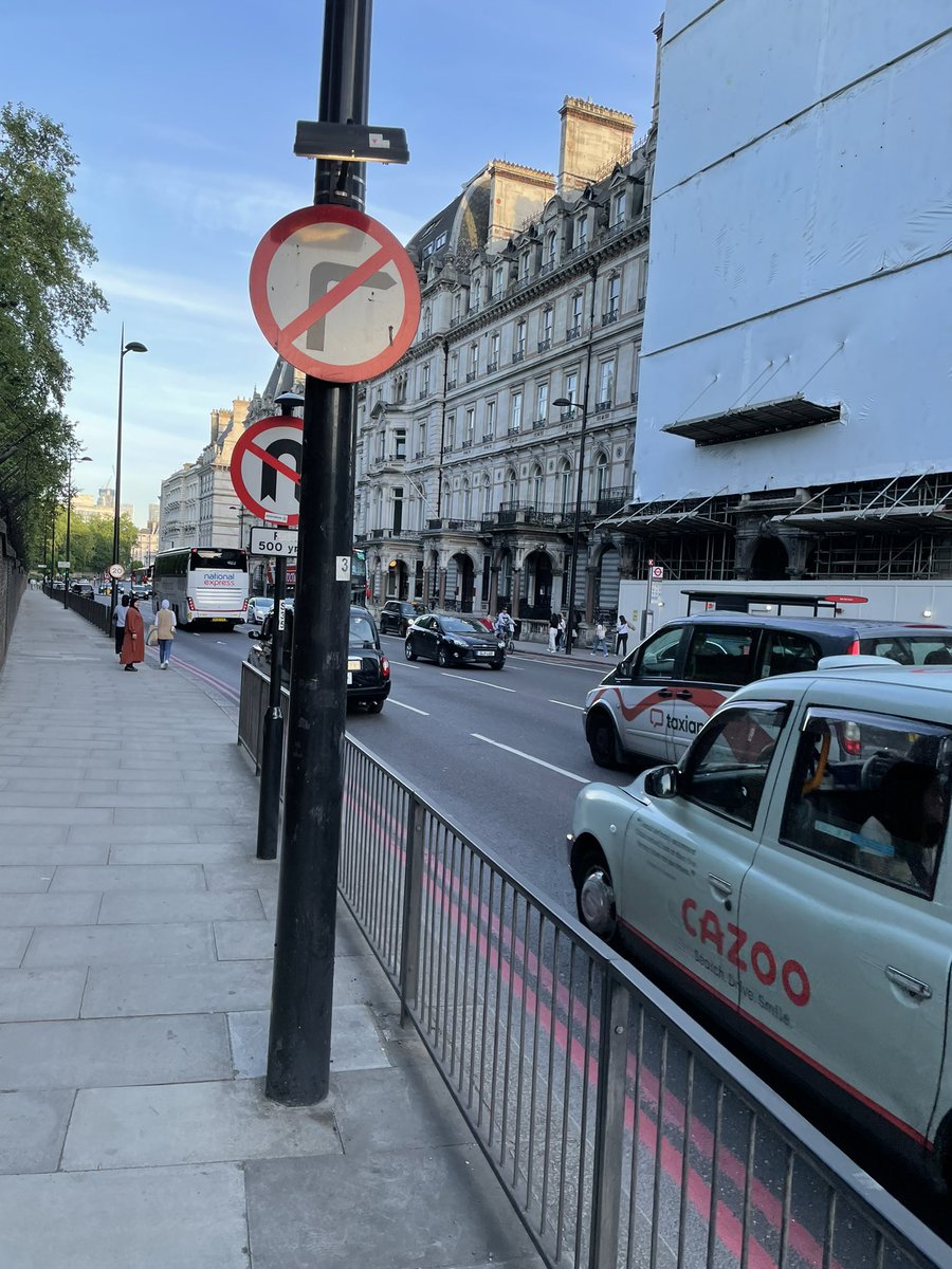joncstone's tweet photo. The @theroyalparks is going to get someone killed - this is what the six-week closure of Cycleway 3 looks like in practice, and the road you’re expected to use instead. They’ve posted guards who say you can’t event dismount and push your bike down consultation hill pavement https://t.co/wdqyd7cbaQ