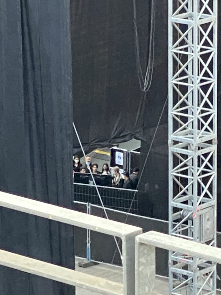 missingpsh's tweet photo. OMG ENHYPEN ARE WATCHING IVE'S PERFORMANCE https://t.co/jyMv8M7PJb