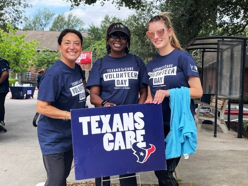 Today We got to volunteer and help improve the living environment at Heights Manor Apartments for a TexansCare event! So many volunteers came out and assisted and thank you @HoustonTexans for putting on such an awesome event! #TexansCare @houstonpolice @NhatthienNguyen