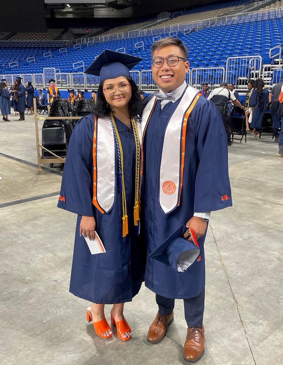 bekah_com's tweet image. we graduated !!! 🤍

 #SOSALOVE #UTSAGrad22