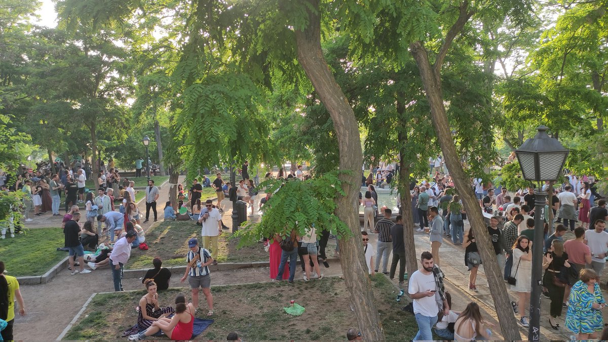elLocoMercedes's tweet photo. El @MADRID ha prohibido a los bares de las vistillas vender alcohol para sacar a la calle mientras el parque está inundado de botellón. Es lo más estúpido que he visto en años. Bravo @AlmeidaPP_ https://t.co/sWg1Mo9zxD