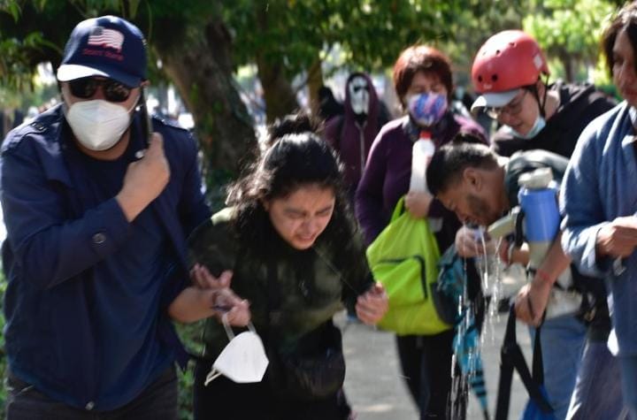 juanVictorCas1's tweet photo. "Ayudar al necesitado, es la misión de un periodista. Difícil permanecer como observador cuando hay personas en riesgo. Hoy, durante los disturbios en parque la industria asumí ese papel, ayudar a quien lo necesita, no importa la ideológia, colores o bandos, simplemente ayudar" https://t.co/7CgKtWJ7uU