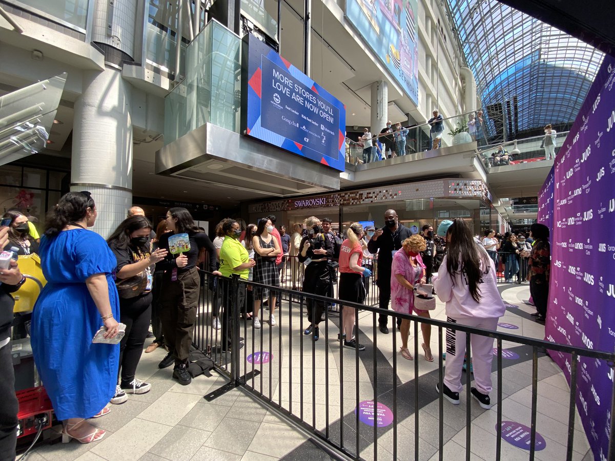 JessicaNgCBC's tweet photo. And, lines on the other side to meet @347Aidan and @faouzia at #JUNOfanfare. https://t.co/GoxNkY8faT