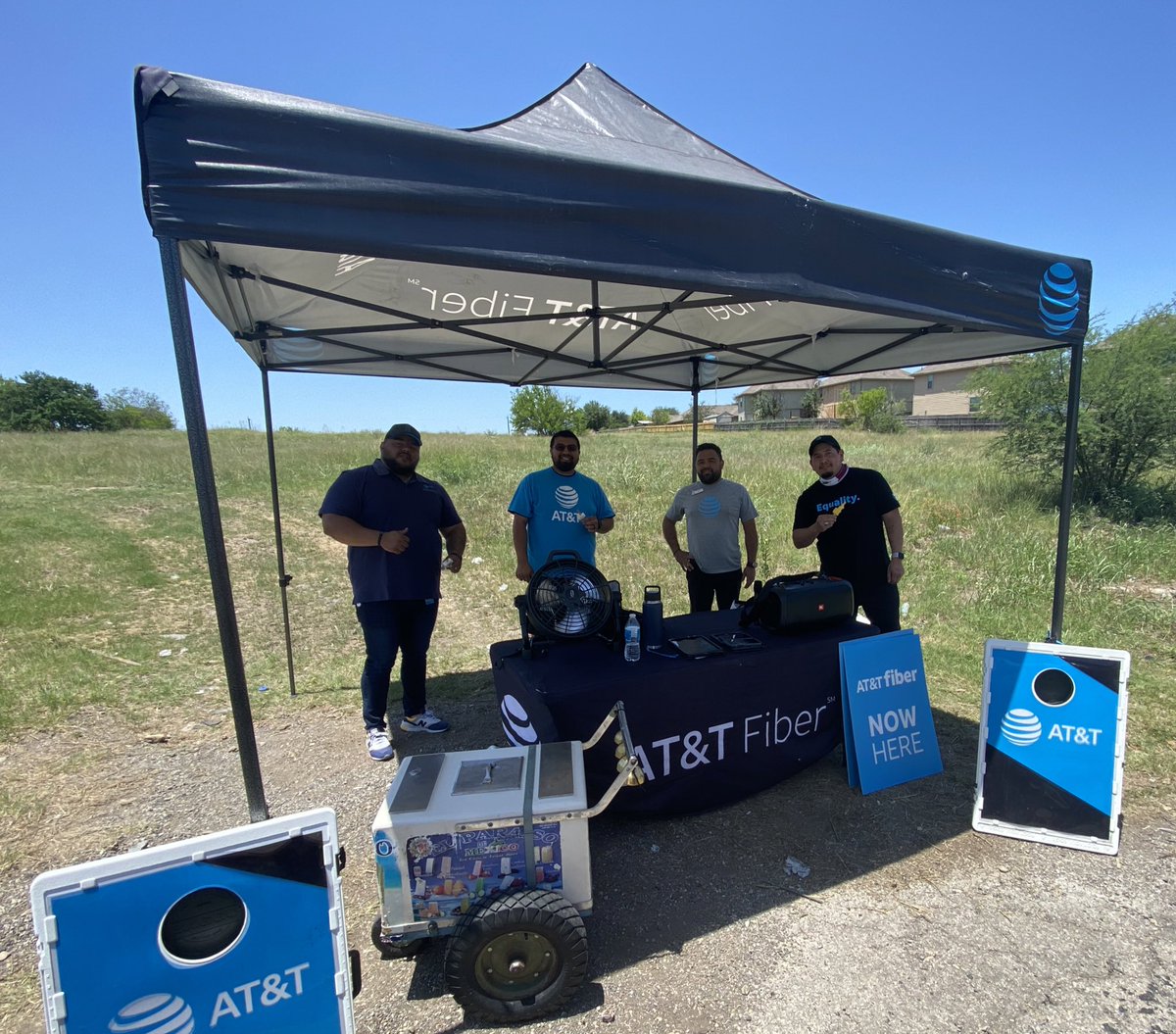 vickiduenas's tweet photo. The Southwest Military team serving up Paletas and Fiber sales on this hot day! #fiber #SAWest #STX #STXSpeaks #paletas #winninglocal #heat https://t.co/uukjSbbIa6