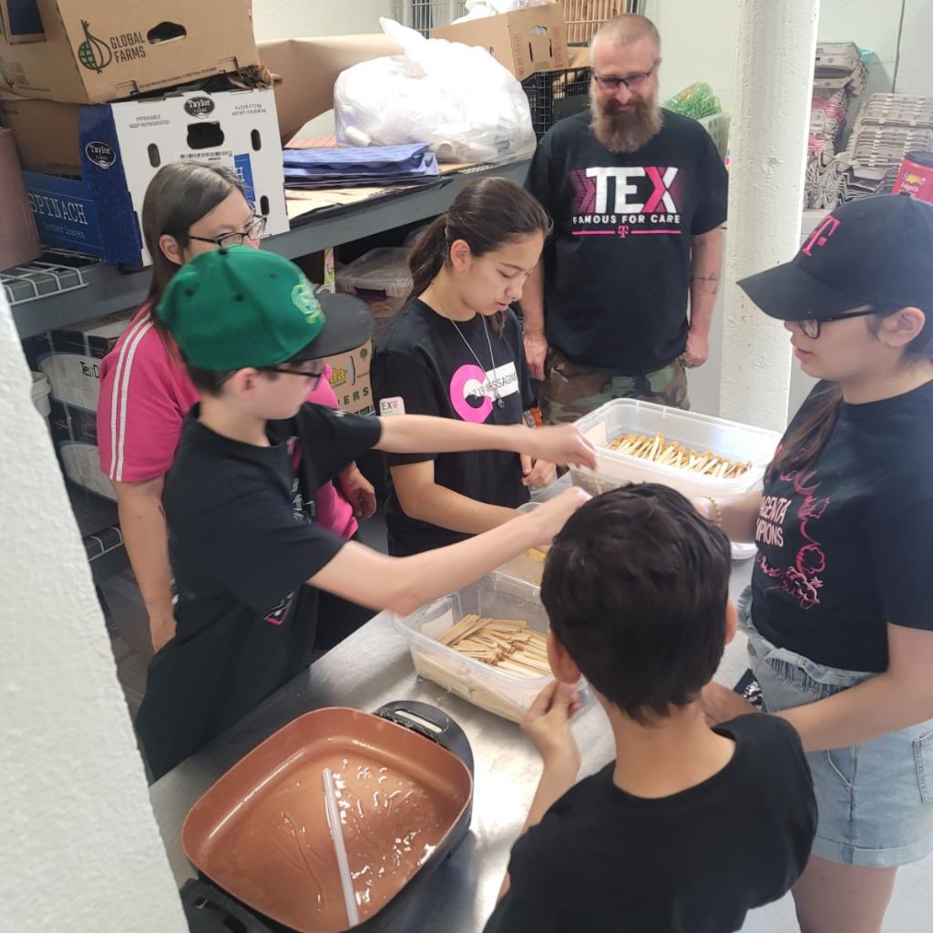 719Elevate's tweet photo. Magenta Hope out volunteering today at the zoo. #CommunityStrong https://t.co/TICfGLSZzX