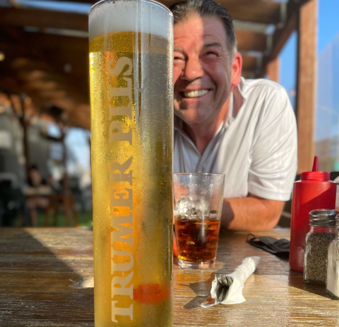 Cheers to the weekend! If you need us, we'll be on the patio drinking beer. 😆🍻

📸: caths_instagram

#maverickjacks #burlingameca #burlingameeats #yelppeninsula #peninsulafoodies #bayareafoodie #burlingamecalifornia #burlingametakeout #burlingamefoodie #bayarearestaurants