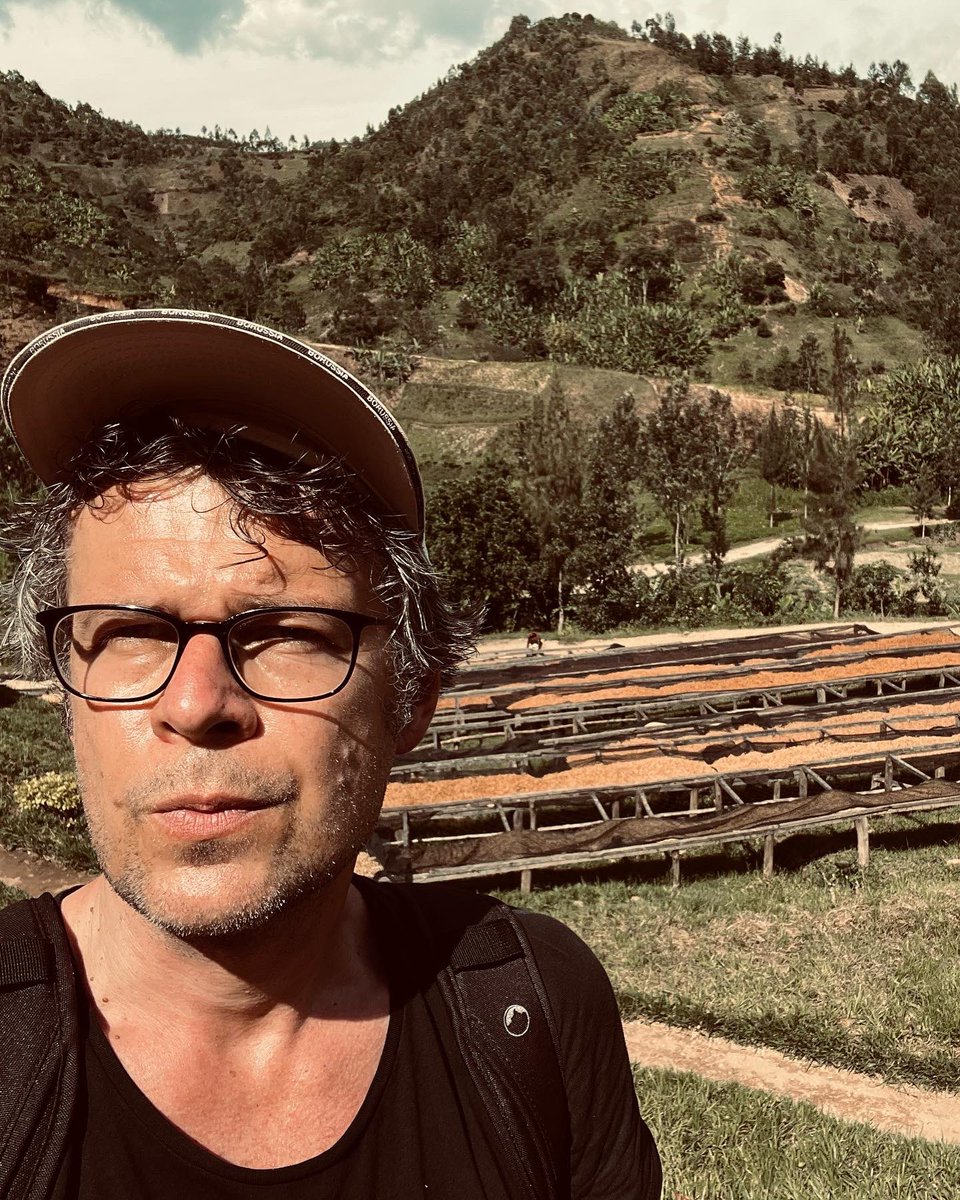 coffeegeek_de's tweet photo. Zwei Jahre Corona-Pandemie waren auch zwei Jahre ohne Origintrip. Umso netter, dass kurzfristig eine Reise zustande kam: Into the heart of Africa. #fieldtrip #coffee #origin #ruanda https://t.co/aw7iHbTxW5