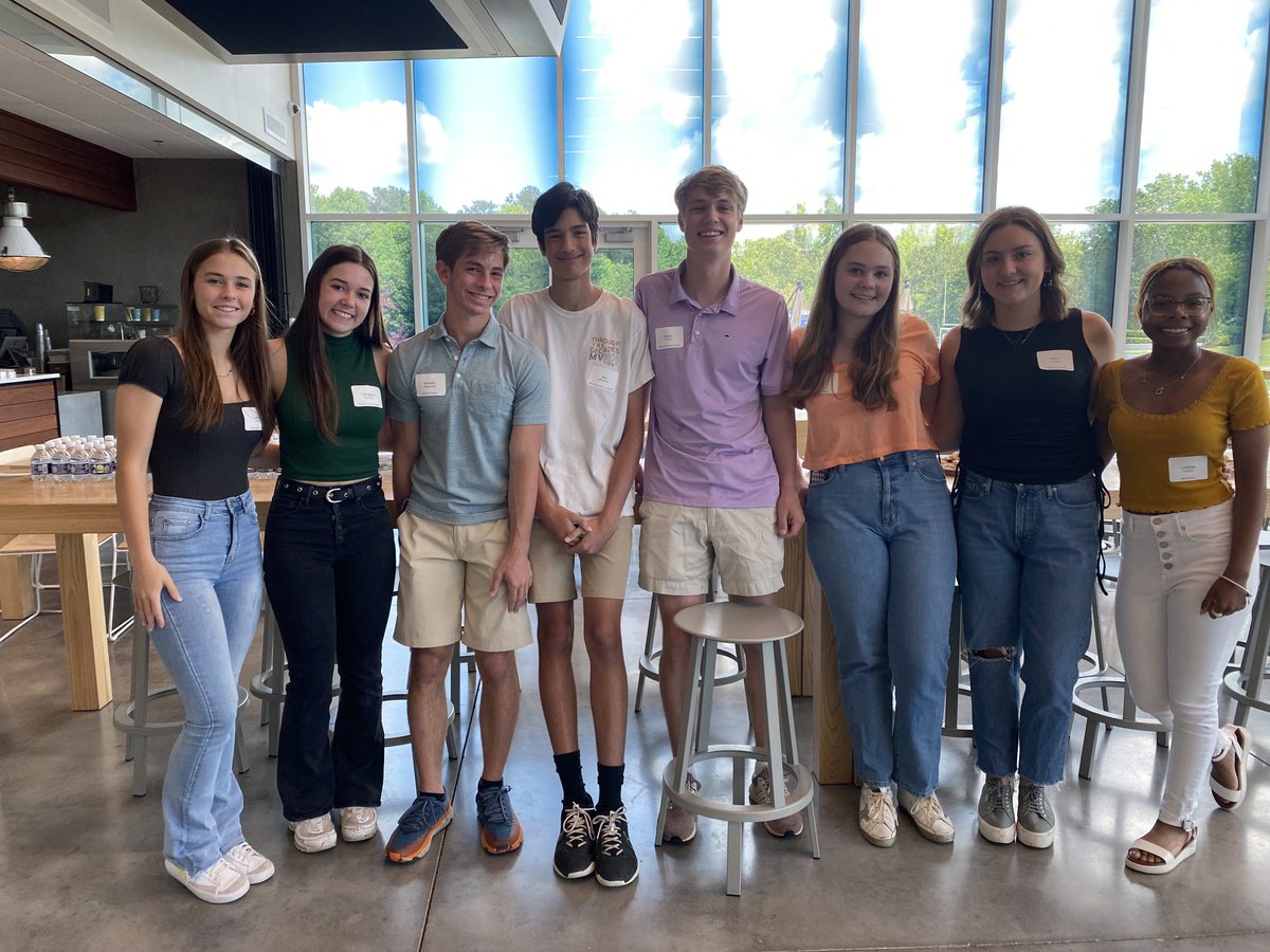 trishbog1's tweet photo. Prefects for 22-23 are at it!! Welcoming new families with smiles and cookies! ⁦@MVPSchool⁩ https://t.co/h2RUtHP5QZ
