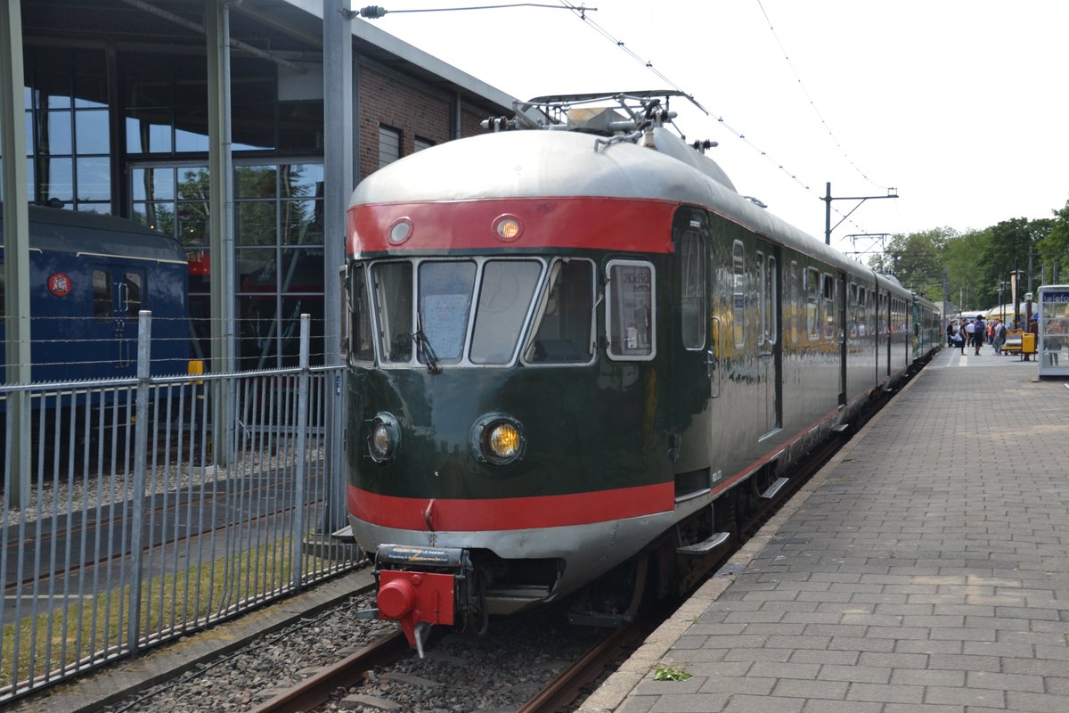 fabianvendrig's tweet photo. Today this was my train, a #mat46 and we had a special ride: one of the last rides at #KruispuntBlauwKapel #Utrecht. Last two pictures thanks to @VikingonRails https://t.co/sPraGQBDyO