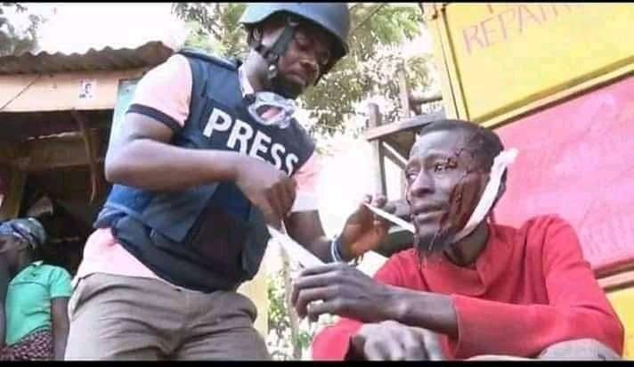 Momo256Uganda's tweet photo. Stop massaging the atrocities of @KagutaMuseveni unto ugandans and yet pretend to defend human rights, ugandans have had much of your pretence . ENOUGH IS ENOUGH
#UgandaIsBleeding
#DnA
#EndHumanTrafficking
#EndPoliceBrutality
#M7MustGo
#StandUpUg https://t.co/Rwemuh6HYG https://t.co/lU0FKmtES1