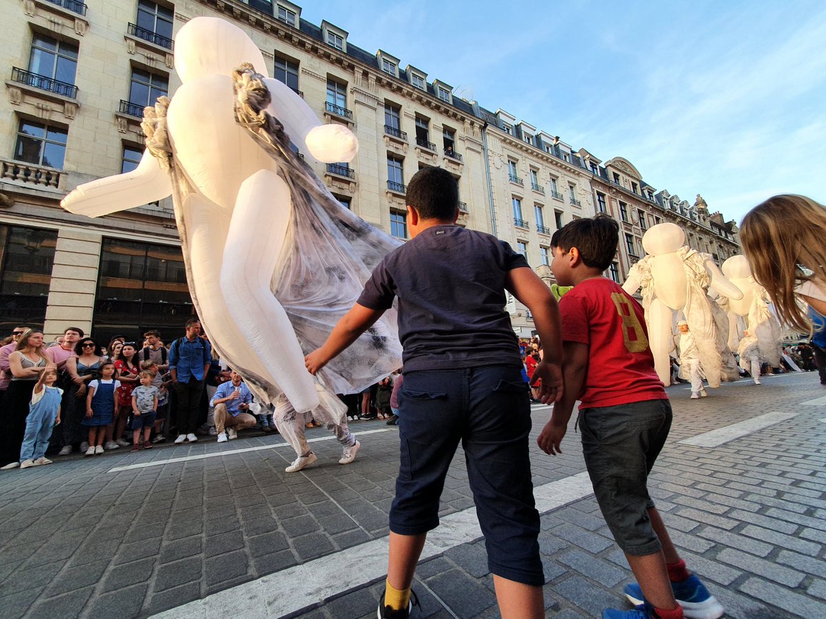 StphanieFasquel's tweet photo. Et si on essayait de regarder cette parade à hauteur d'enfant ? @lille3000 #lille #Utopia https://t.co/Ln7fR2iQWm