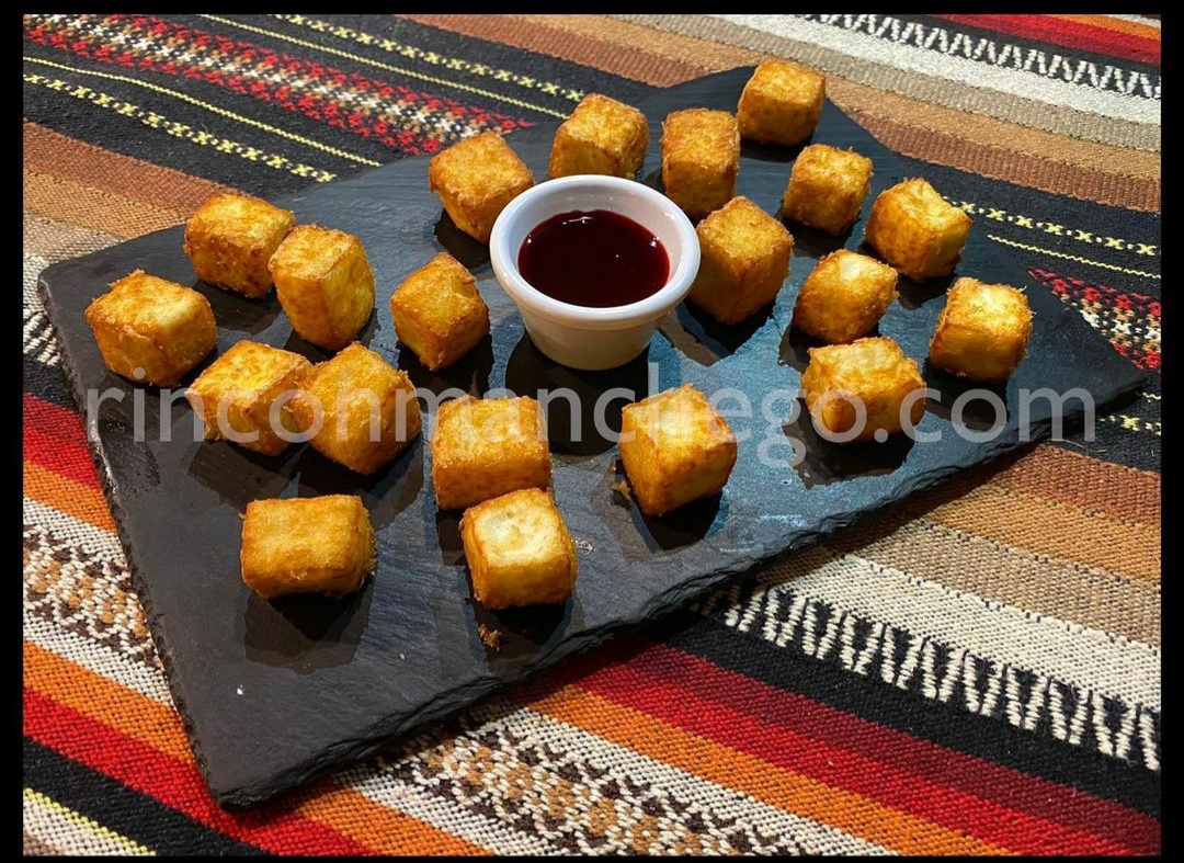 RinconManchego's tweet photo. *QUESO FRITO* son deliciosos trocitos de queso 🧀 de cabra rebozados y acompañados con sirope de fresa 🍓que están… 😋🤤 #comerenalbacete #chinchillademontearagon #rinconmanchego #quesofrito https://t.co/shVEciiN8j