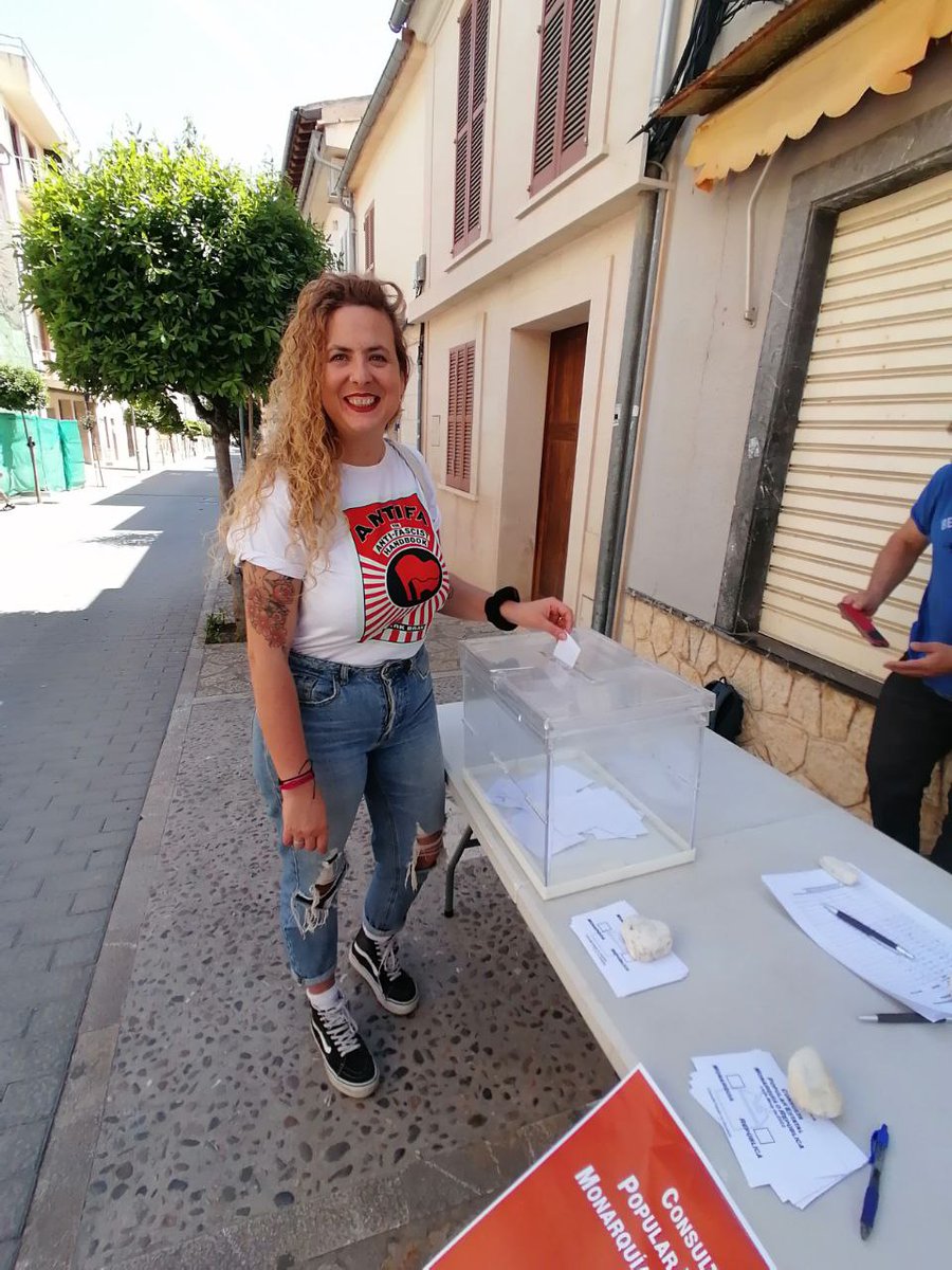 EUIB's tweet photo. 🗳️ A #Lloseta

@IsabelVallesG, coordinadora d'@euinca i regidora d'#UnidesPodem a @incaciutat, ha votat #República a la #consultapopular

Salut i República!

#14M #ConsultaPopularEstatalMoR @consultaestatal https://t.co/YcS1AmIeho