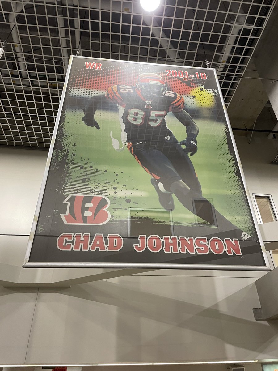 mvroom's tweet photo. @ochocinco It was nice seeing you last night!! 👊 🐅 #PaulBrownStadium @Bengals https://t.co/q5c6GIB6NL
