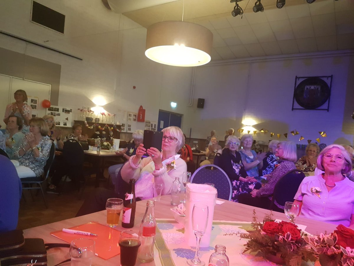 Wethouder <a href="/Beeklars/">Lars van der Beek</a> feliciteert #huisvrouwenvereniging Uit en Thuis uit #Putte met hun 50 jarig bestaan. Dat is zaterdagmiddag gevierd met oa een nostagische #modeshow en muziek en gezamenlijk eten in MFC de Biezen.