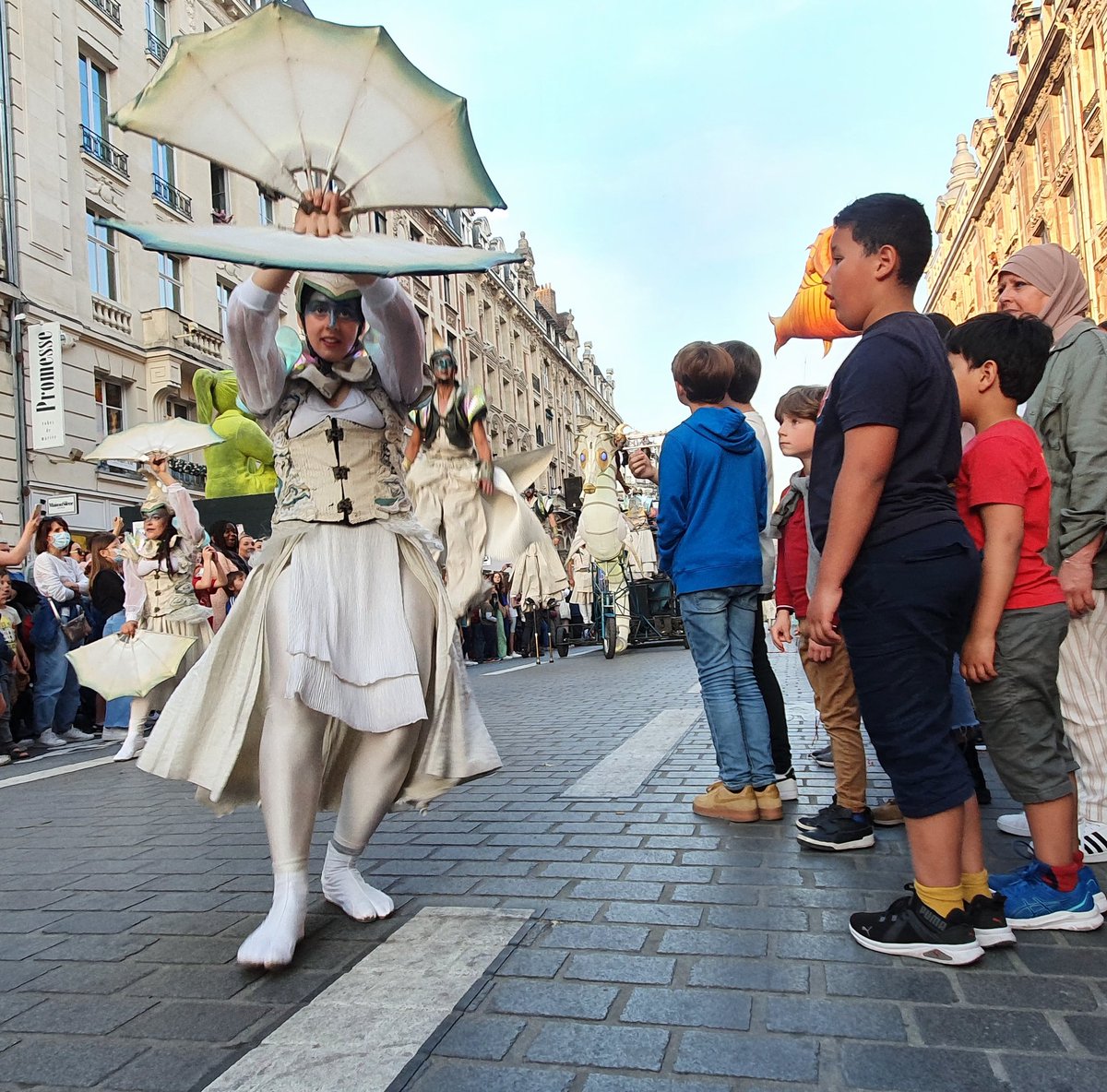 StphanieFasquel's tweet photo. Une parade pleine de surprises #Utopia #lille3000 https://t.co/UBnnPXBiFh