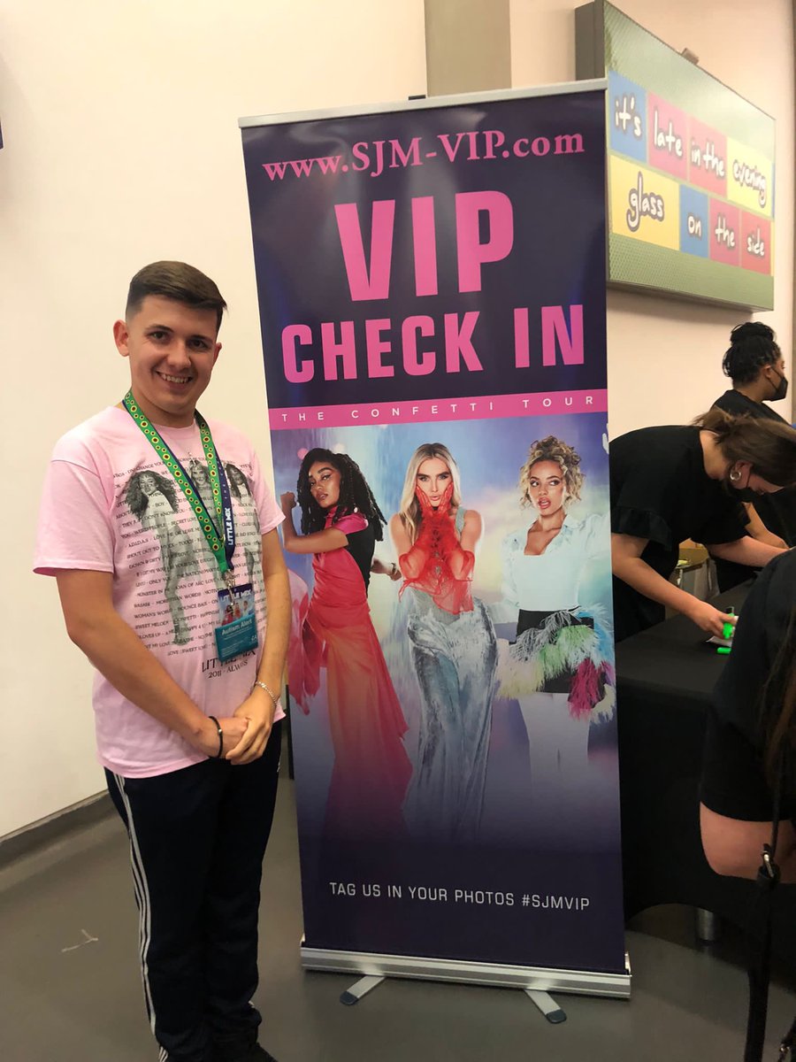 xEliciaPx's tweet image. My very happy little brother being surprised with VIP seating for tonight’s show! #SJMVIP #LittleMixLastShow