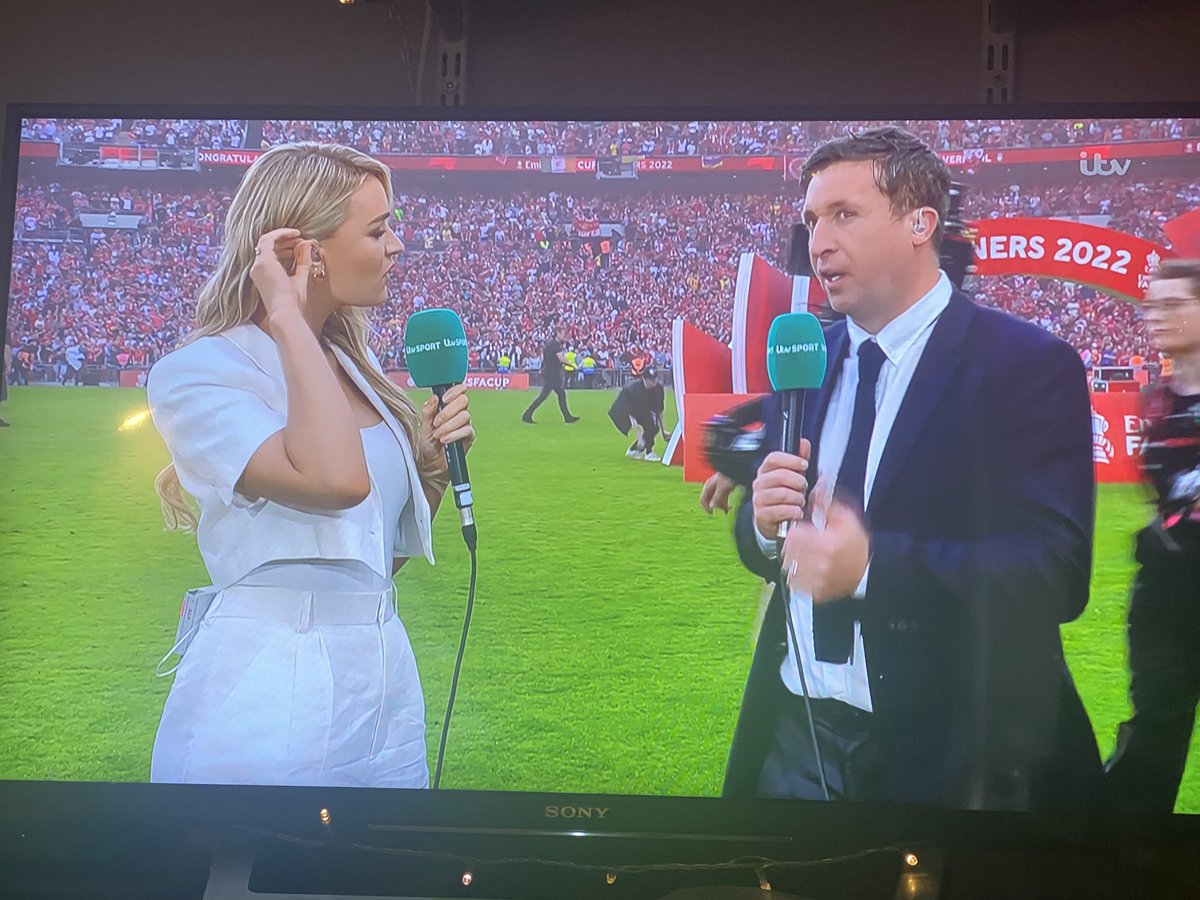 Bal2840's tweet photo. @laura_woodsy in the presents of the god @Robbie9Fowler https://t.co/sNxvnEBRtP