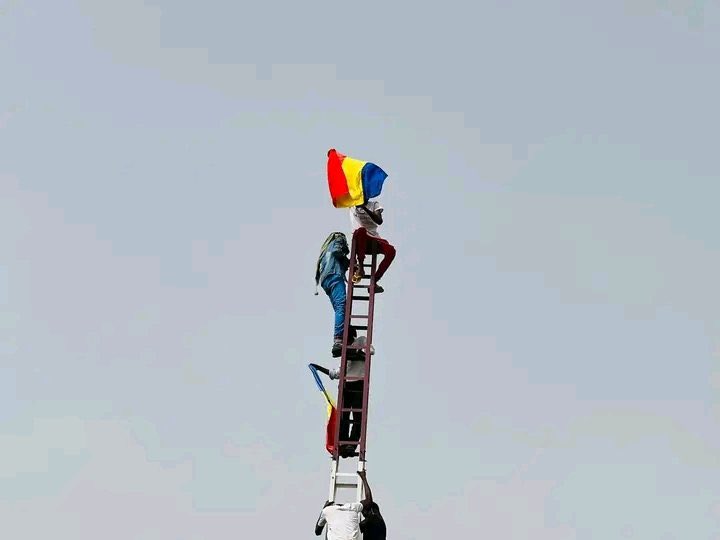 brawn6761's tweet photo. هذي الصورة فيها إزالة العلم #الفرنسي  في احد أعمدة العاصمة #انجمينا صحيحة صورة جعلتني أفتخر بما وصل اليه شبابنا من الوعي لابد من مغادرة فرنسا ارضنا البطل الذي في الصورة عندما اراد التسلق لم يتحقق من إجراءات السلامة عندما يتعلق الامر بالوطن يجب ان نكون هكذا #تشاد_حرة_فرنسا_برا https://t.co/FwRmY3ZJDs
