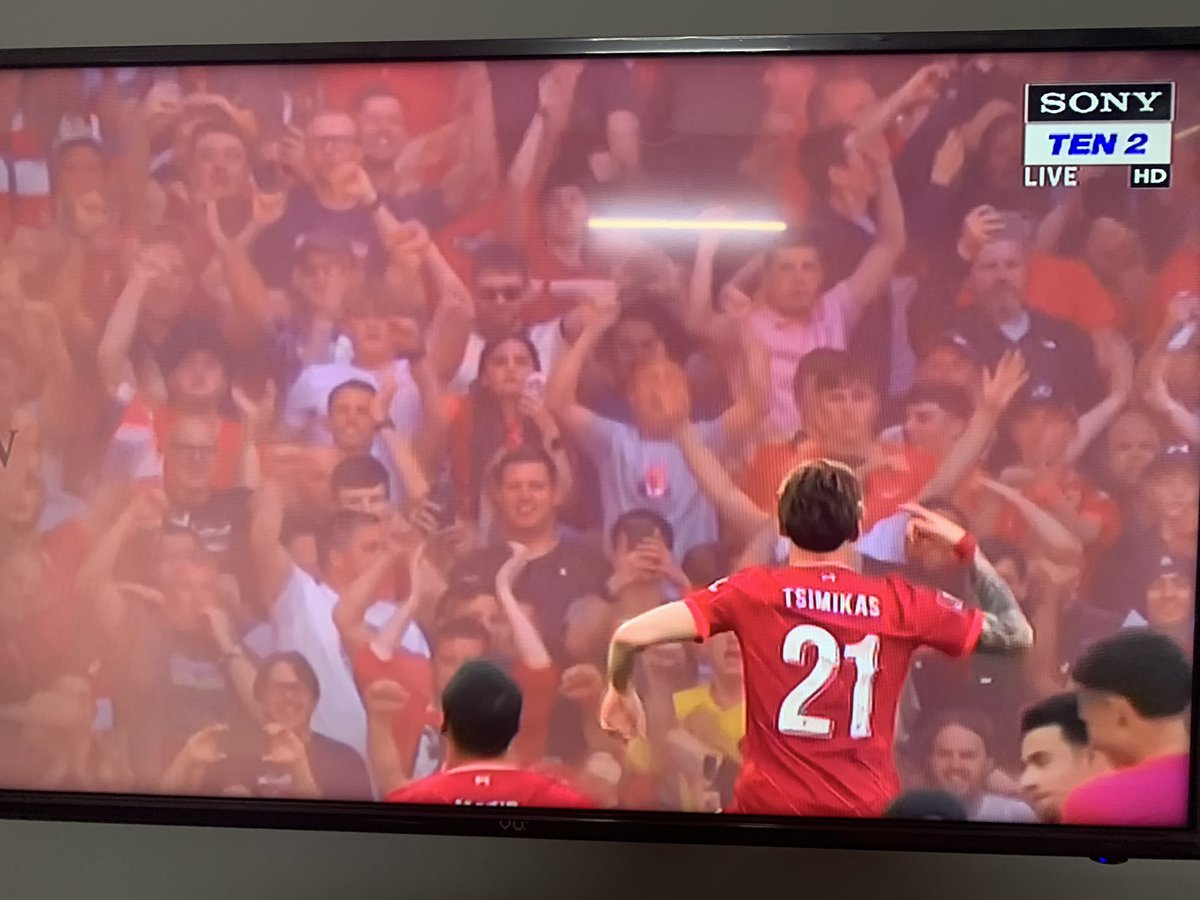 bbiviin's tweet photo. That’s how we do it . Let’s fucking go LIVERPOOL ❤️❤️❤️❤️ https://t.co/2FoQfTaGHA