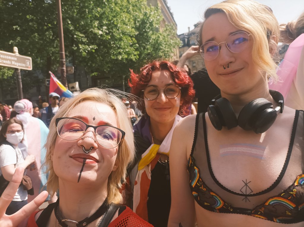 Essentiels_'s tweet image. Moi et mes vies à l&apos;#ExistransInter 🌈

C&apos;était beaucoup trop bien j&apos;ai vu plein de monde !!