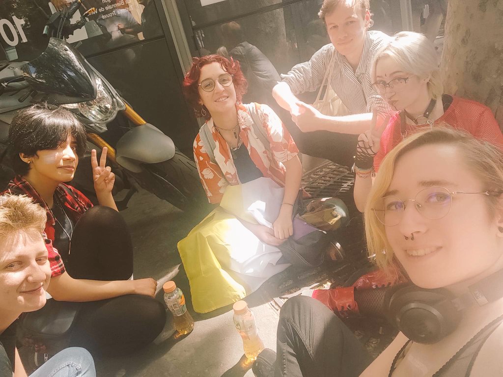 Essentiels_'s tweet image. Moi et mes vies à l&apos;#ExistransInter 🌈

C&apos;était beaucoup trop bien j&apos;ai vu plein de monde !!