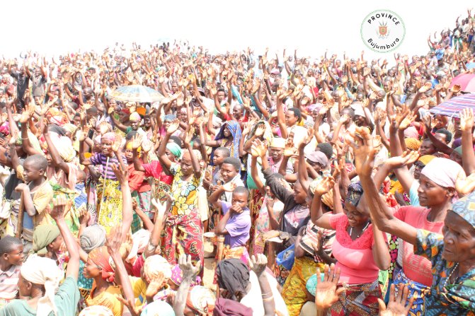 kundiwacu's tweet photo. 3/n #Burundi Muntumbero yogutera intege intara ya @BujumburaProv Bene Samuragwa n'amashirahamwe nk'ishirahamwe ryo kuziganya no kuguranana #SOPEC, ishirahamwe ry'ubwishingizi #BIC,.. bashikirije ibahasha y'amahera y'imifuko 631 igenewe gufasha kuri iyo nyubakwa.
@MininterInfosBi https://t.co/ULouy2rq8Y