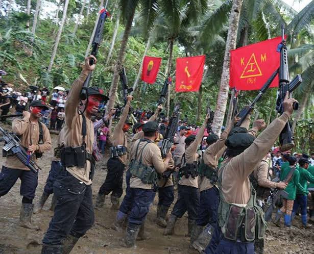 GiboTeodoroJr's tweet photo. 1 BILLION per year 💰 💰💰

That’s the amount of extortion fees (revolutionary tax) that the CPP-NPA-NDF gets according to the secretary of National Defense Delfrin Lorenzana.

No to CPP-NPA-NDF! 👊🏽🚩 https://t.co/gurrdV4baG