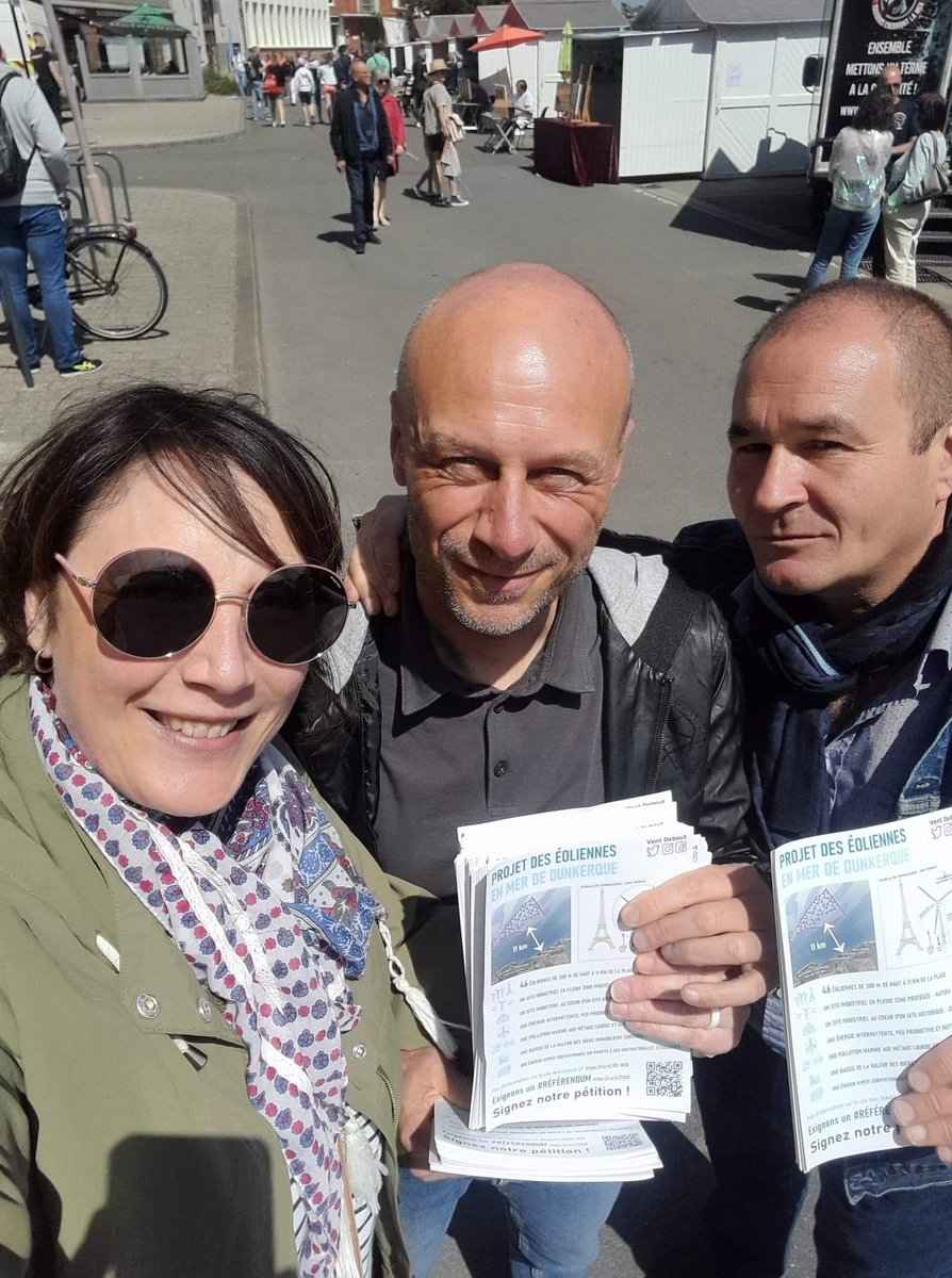 VentDebout59's tweet photo. Présents sur le village des fêtes de la #mer 🌊. Belle ambiance et public très réceptif à nos arguments contre le projet des éoliennes en mer ! Bravo @DunesdeFlandre et @Dunkerque pour l'organisation de ce bel événement ! 😘 #ProtegeonsNotreLittoral #LesDDF #Gazoliennes https://t.co/Qsgdo2efUe