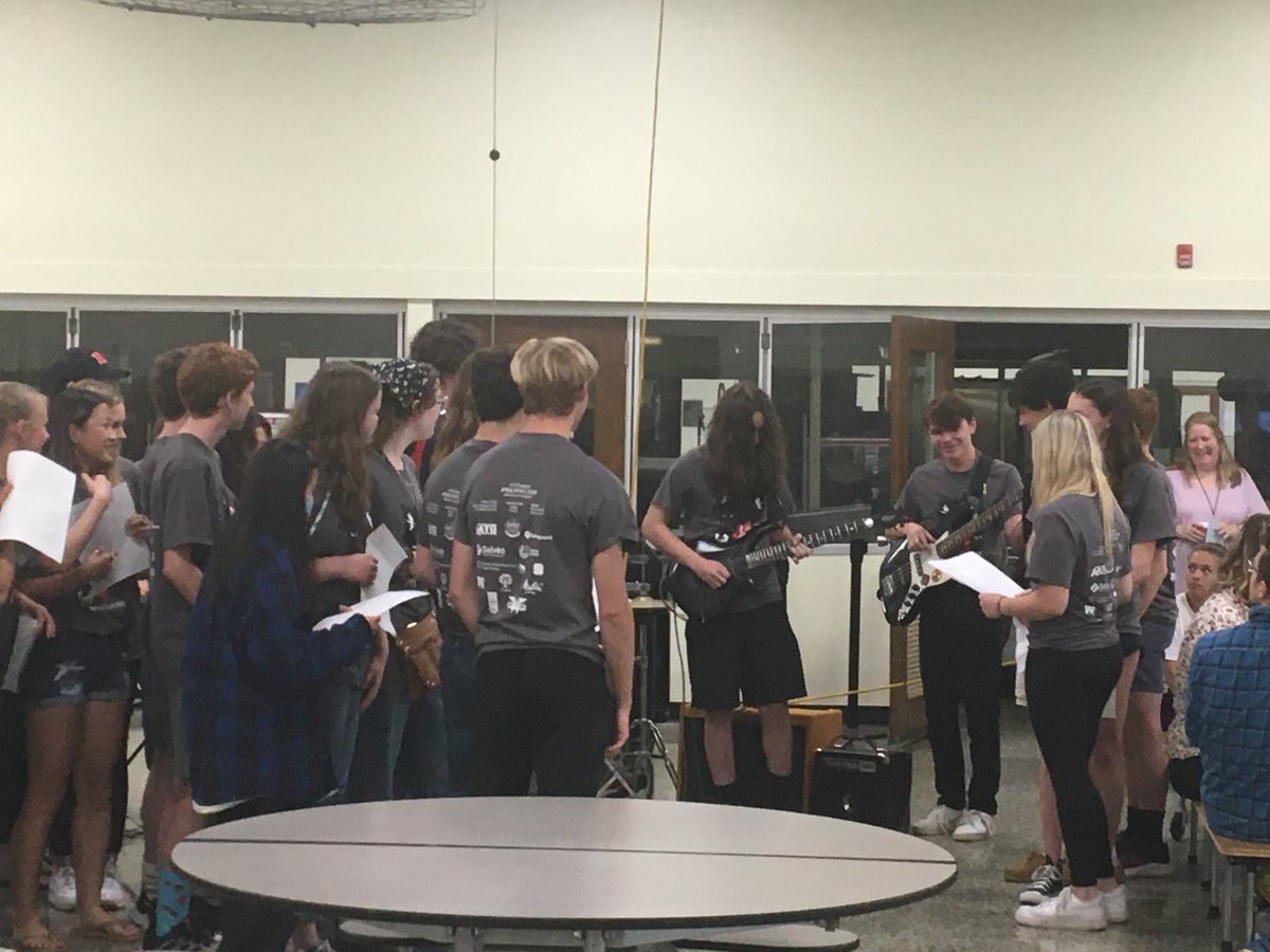 ⁦<a href="/SJAATG/">SJ AATG</a>⁩ ⁦<a href="/AATGOnline/">AATG</a>⁩          Awesome guitar solo during new version of Winds of Change to honor Ukraine to kick of Sprachfest 2022, students from across SJ showing their love of language and culture learning! Kudos to Frau Webb and her influential leadership!